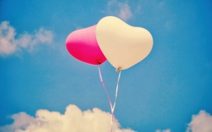 blauwe-lucht-met-ballonnen-in-de-vorm-van-hartjes-hd-liefde-achtergrond[1]